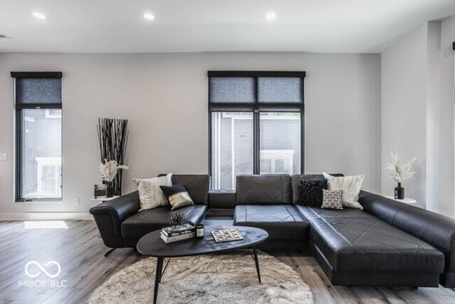 Building Photo - Beautiful townhome located off 16th and College. Pets allowed for an additional $1,000 non refund...