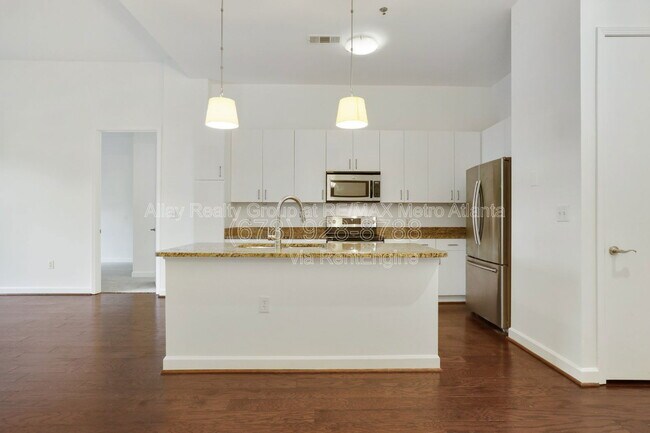 Building Photo - 711 Cosmopolitan Dr NE