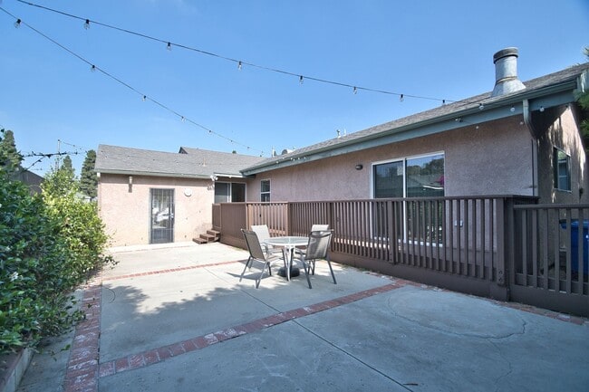 Building Photo - Spacious 4 Bedroom Home with A/C