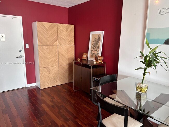 Building Photo - 1000 West Ave