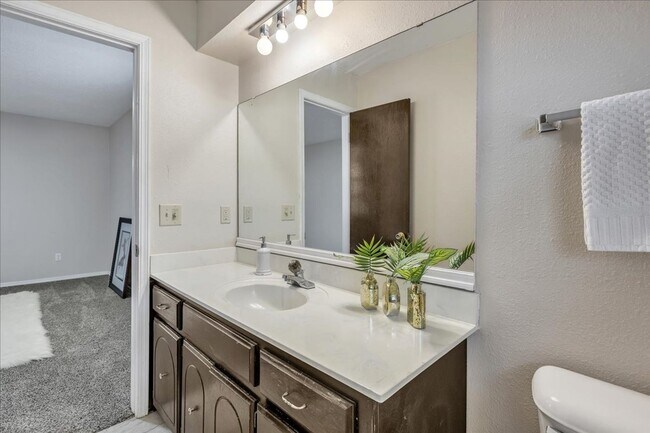 Building Photo - 3 bed, 2 bath, 2 livings