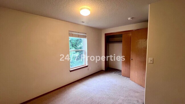 Building Photo - Spacious 3BD I 2.5BA Duplex Near the Yamhi...