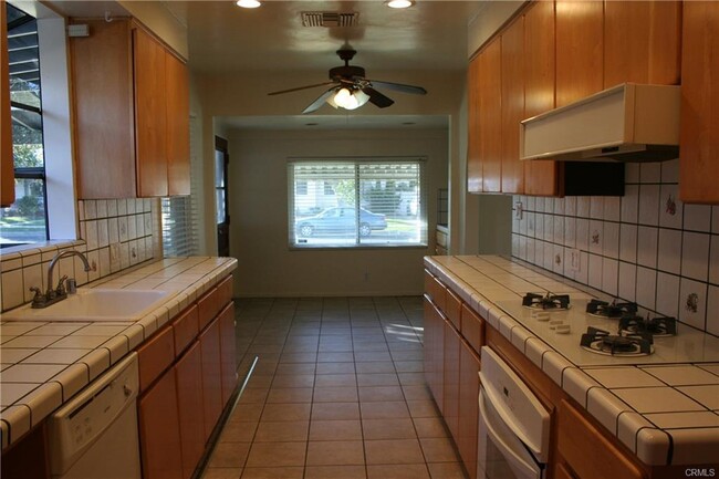 Building Photo - 5056 Newcastle Ave
