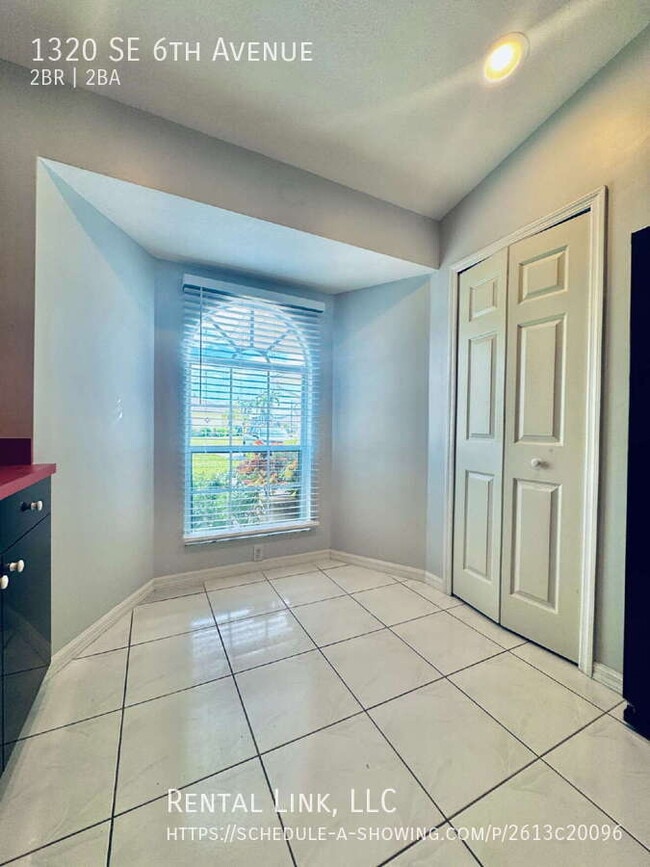 Building Photo - 1320 SE 6th Ave