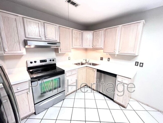 Building Photo - 884 N Daisy Ln