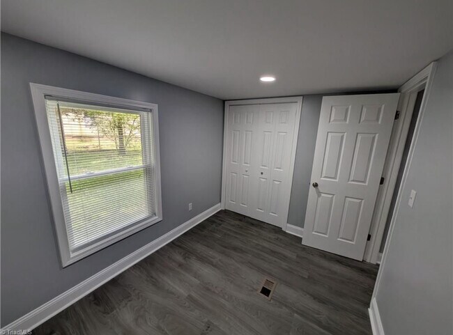 Building Photo - 344 Wilshire Dr