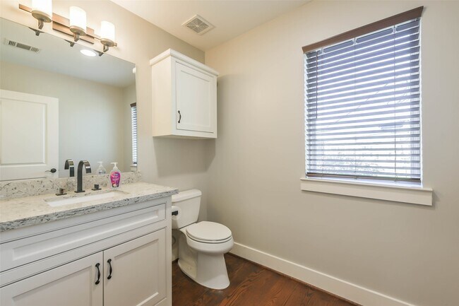 Building Photo - 2422 Hadley St