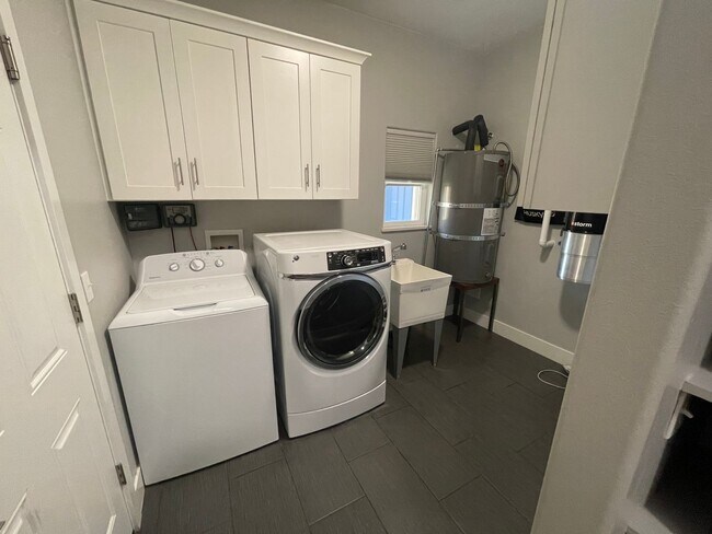 Building Photo - Richland House For Lease