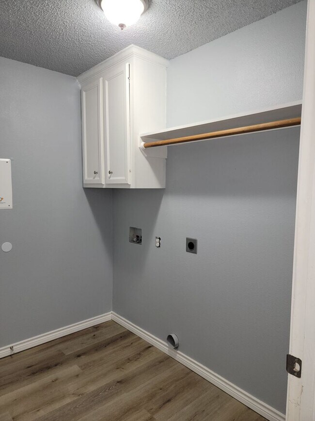 Building Photo - 3/2/2 in South Pointe with Lots of Features