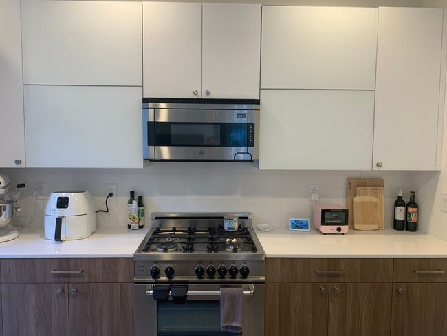 Building Photo - Capital Hill Row House ! 3 bed, 3 bath 194...