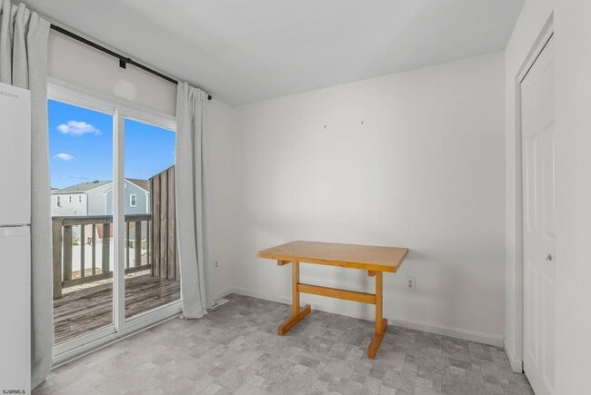 Building Photo - 413 W Beach Ave