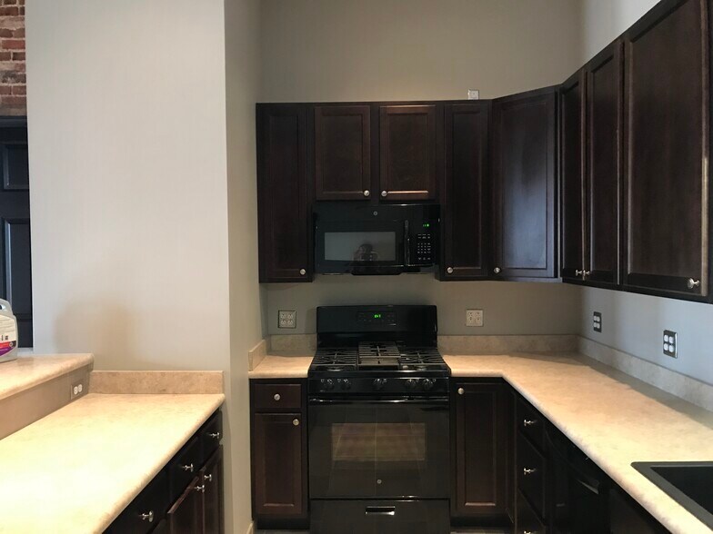 Building Photo - 426 Main St