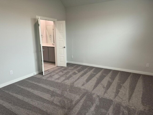 Building Photo - 3904 Kenwood Dr