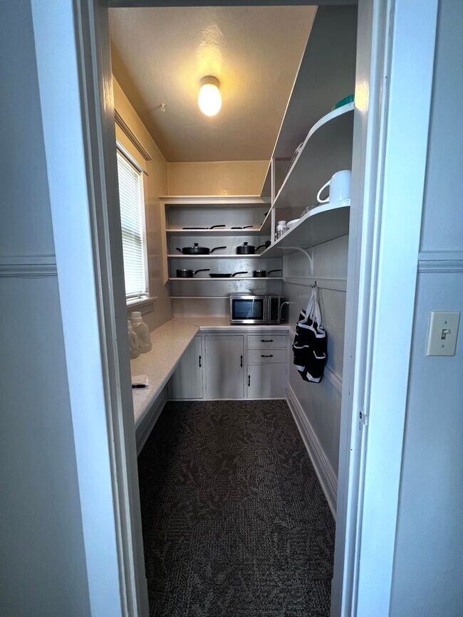 Building Photo - 17 E 6th St