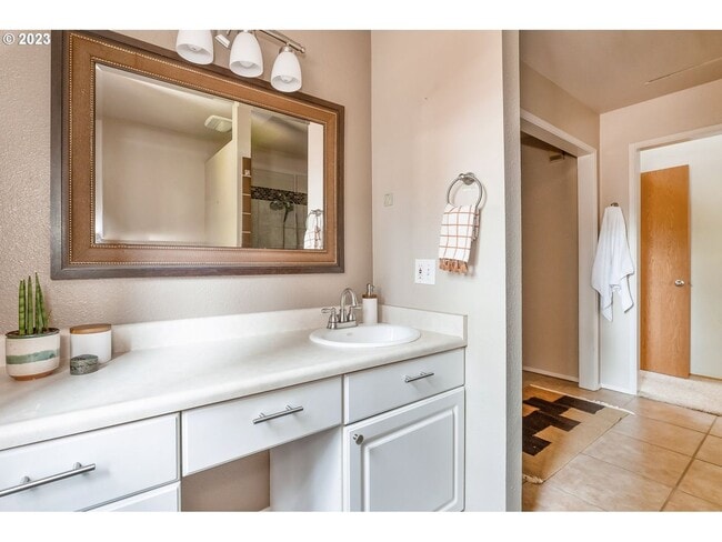 Building Photo - 2Bd/2Ba Second Floor Condo in SE with Washer & Dryer, 2 Car Dethatched Garage and a Serene Courty...