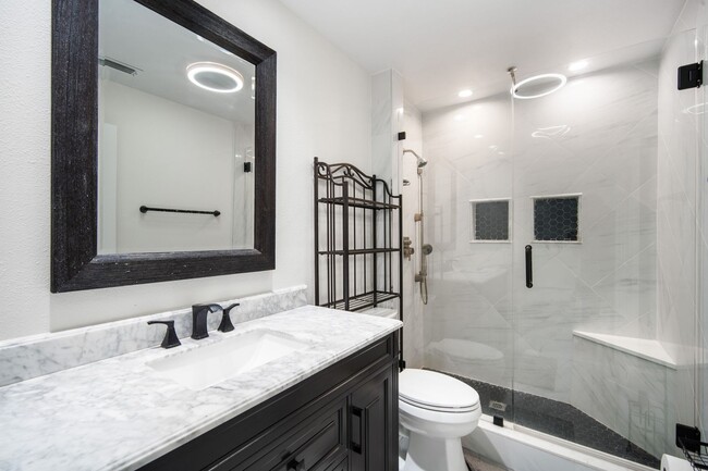 Building Photo - Enjoy the luxury living in Kingshyre, a hi...