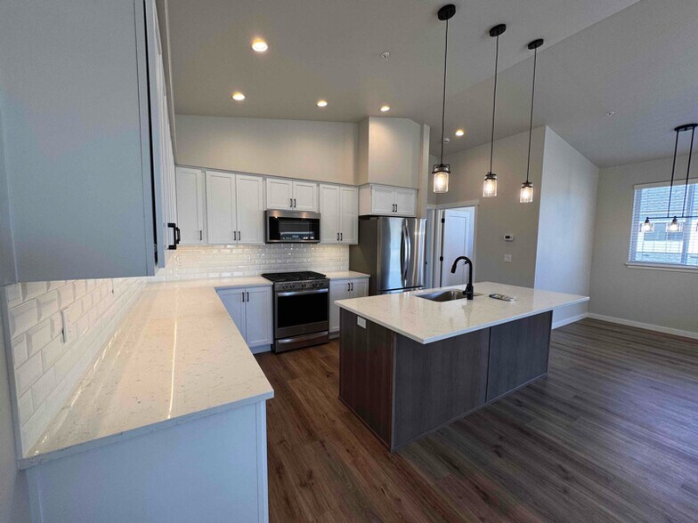 Building Photo - 966 E RR Ave