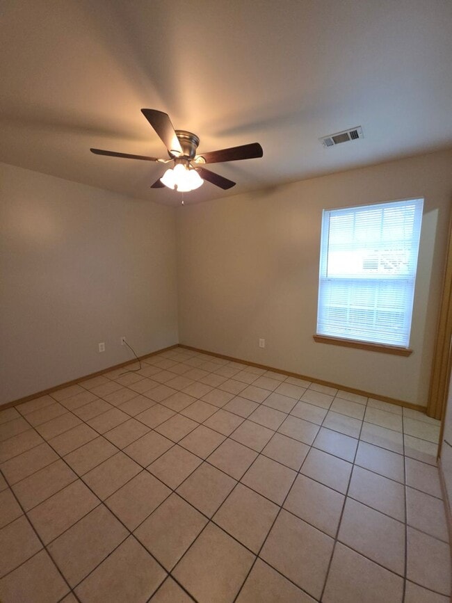 Building Photo - 1109 S Oswego Ave