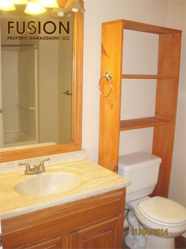 Building Photo - 2 bedroom condo Heat Included and Pool!