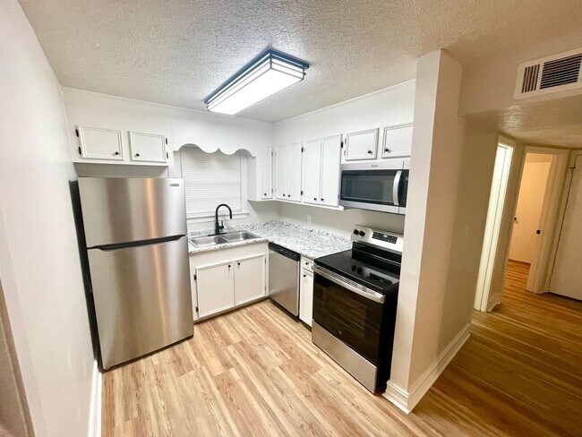 Building Photo - NEWLY RENOVATED! 2 Bed, 1 Bath Apartment f...