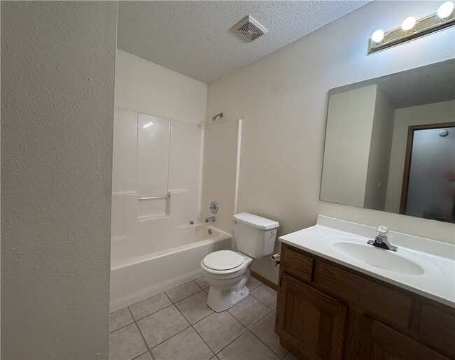 Building Photo - 1502 Cresent Dr
