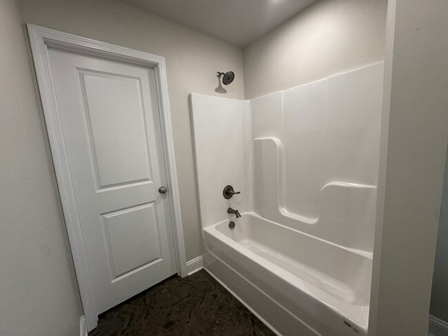 Building Photo - 5 Bedroom 2 Bathroom Home for Rent close t...