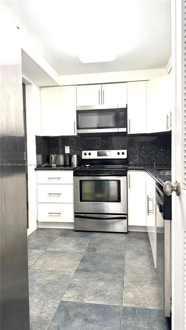 Building Photo - 301 Golden Isles Dr