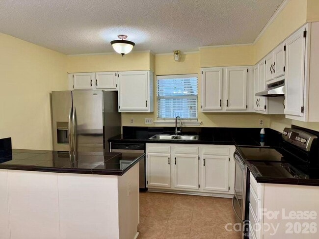 Building Photo - 8288 Golf Ridge Dr