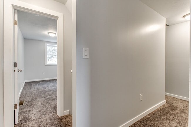 Building Photo - Beautiful Newly Renovated 3 Bedroom 2 Bath...
