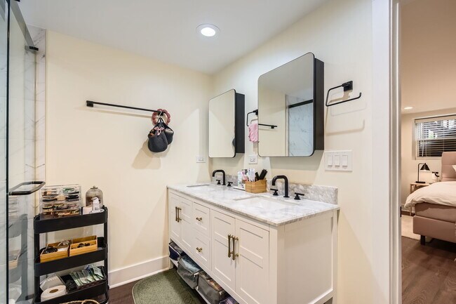 Building Photo - 4053 N Greenview Ave