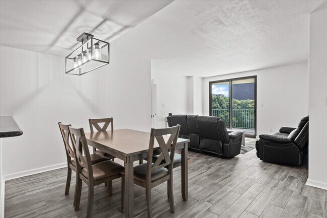 Building Photo - 300 S Duval St