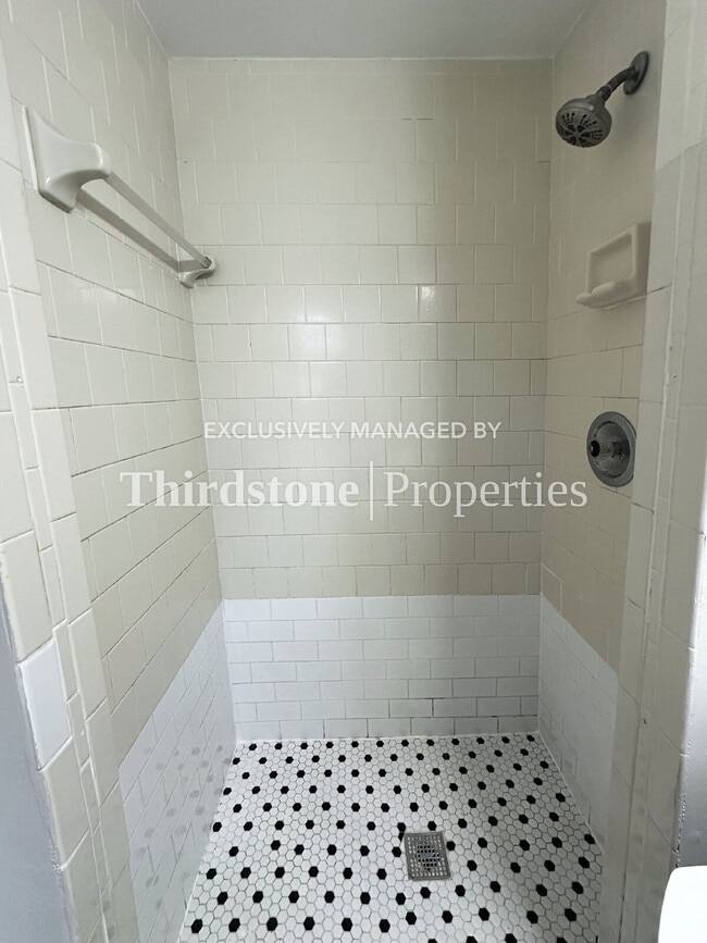 Building Photo - 455 W Clermont Dr