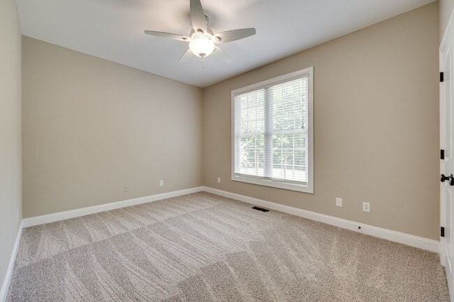 Building Photo - Beautiful 3 bedroom 2 bath Ranch with Bonu...