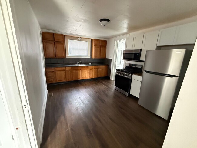 Building Photo - House for Rent