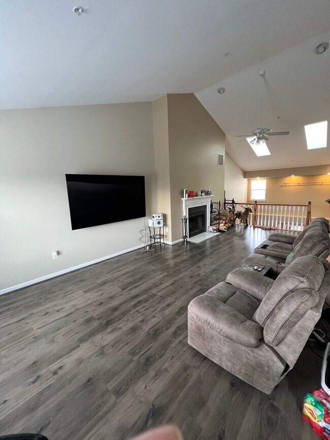 Building Photo - Stunning 2 bedroom and 3 Bathroom Townhome Style Condo / w Pool