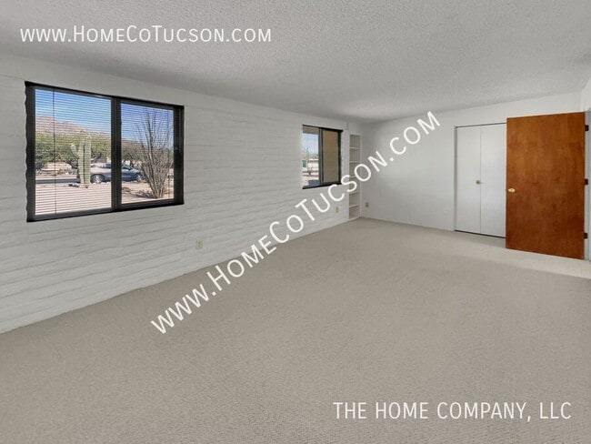 Building Photo - 8905 N Hickory Dr