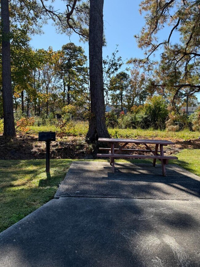 Building Photo - 1095 Plantation Dr W