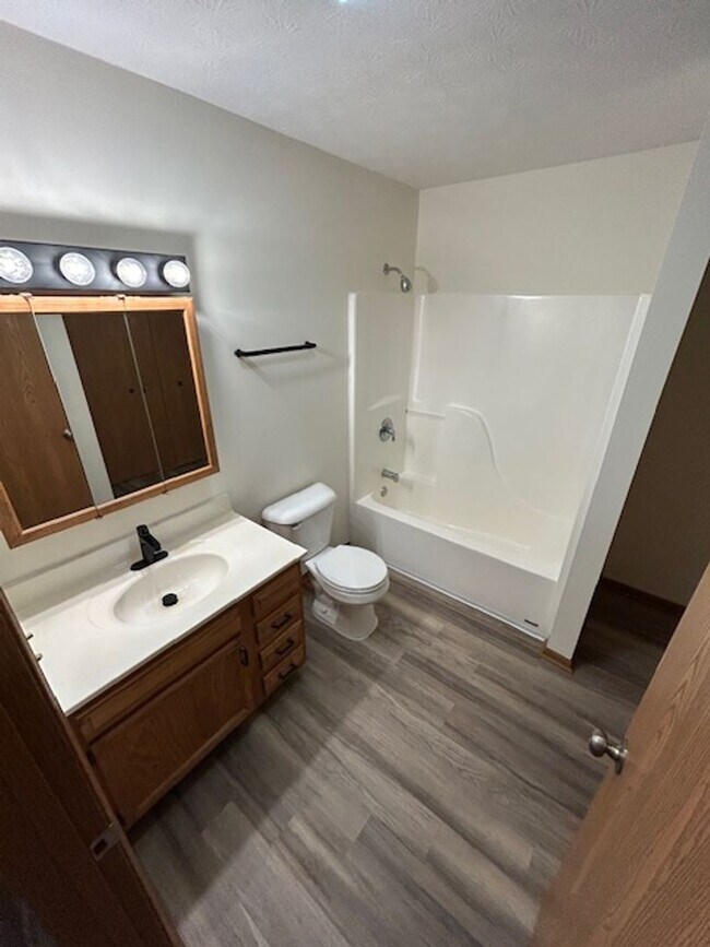 Building Photo - Black Friday Move-in Special! Up to $500 off!