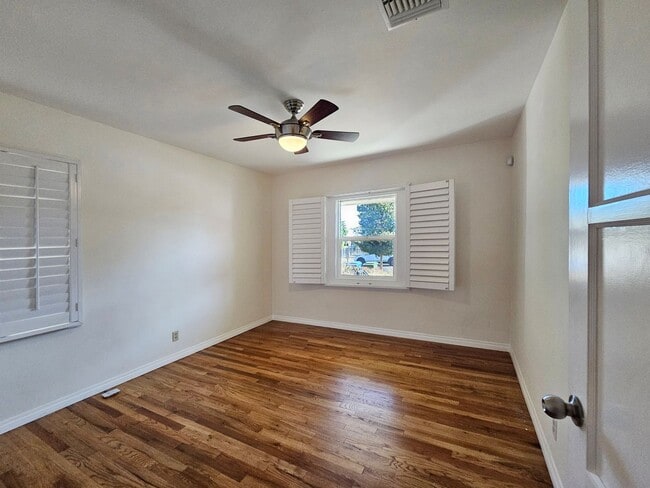 Building Photo - 3 spacious bedrooms and 3 bathrooms in Popular Encino location