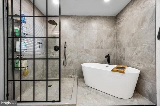 Building Photo - 7 Madison Ct