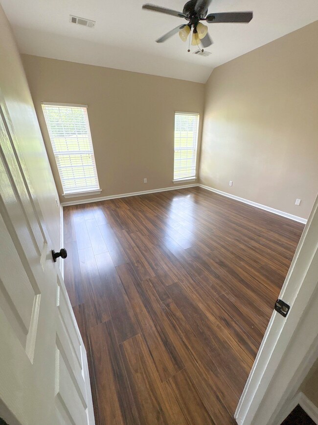 Building Photo - 9456 Club Walk Ct