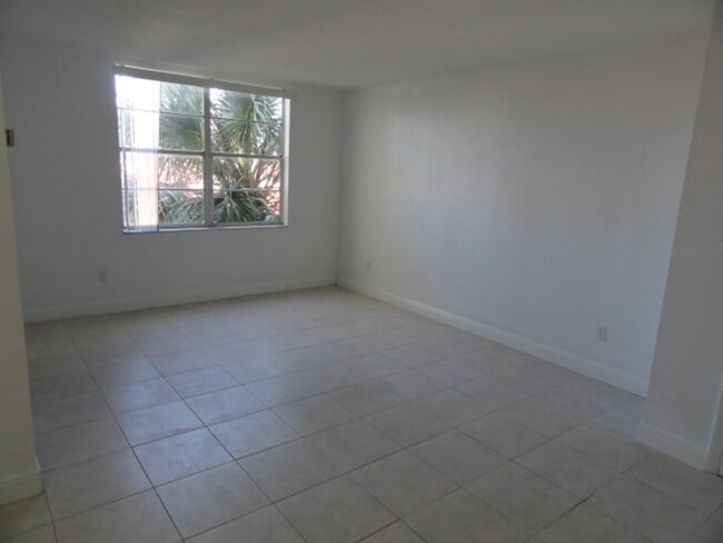 Building Photo - 1825 W 56th St