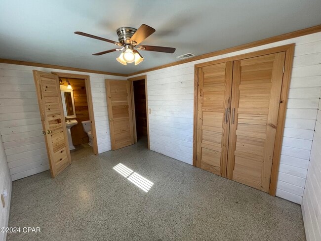 Building Photo - 305 Tarpon St