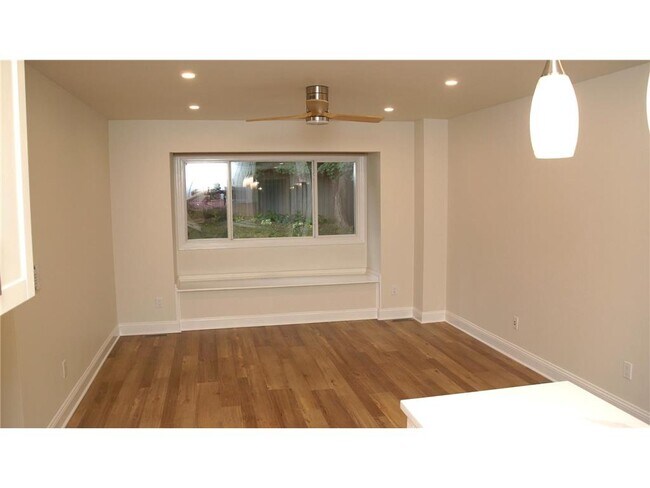 Building Photo - 330 Pondridge Cir