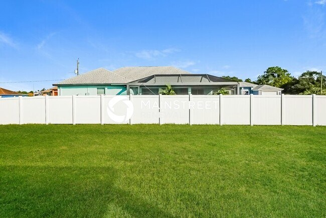Building Photo - 3 Bedroom Pet-Friendly Home in LEHIGH ACRE...