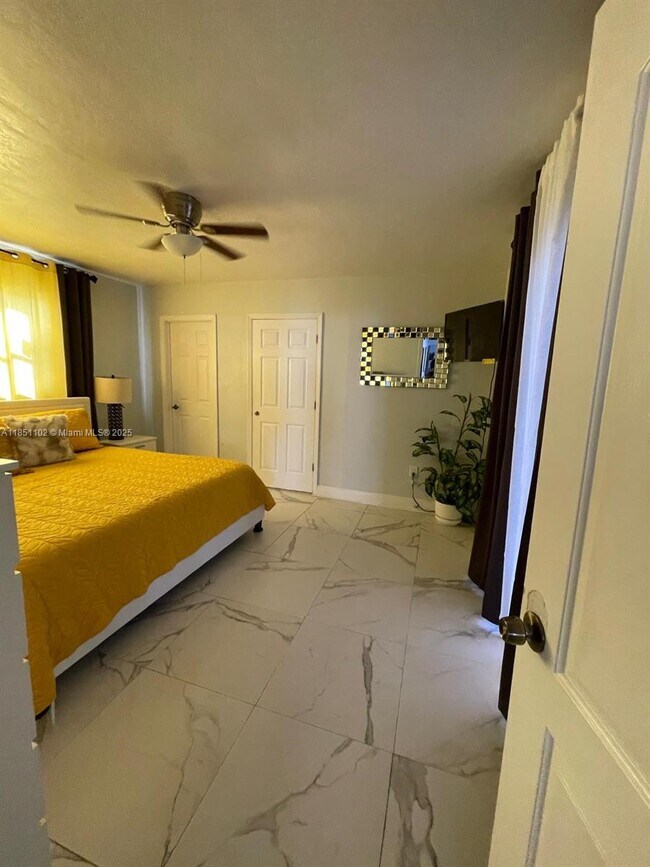 Building Photo - 3708 Island Dr