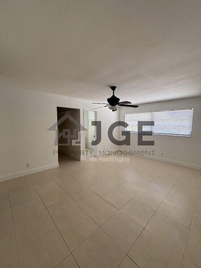 Building Photo - 1040 Crystal Lake Dr