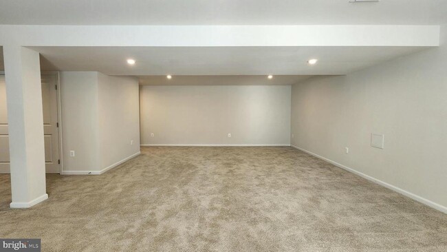 Building Photo - 8703 Davis Ct