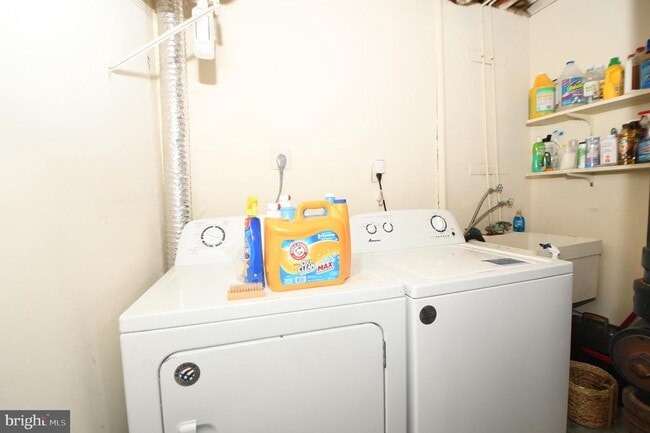 Building Photo - 7812 Briardale Terrace