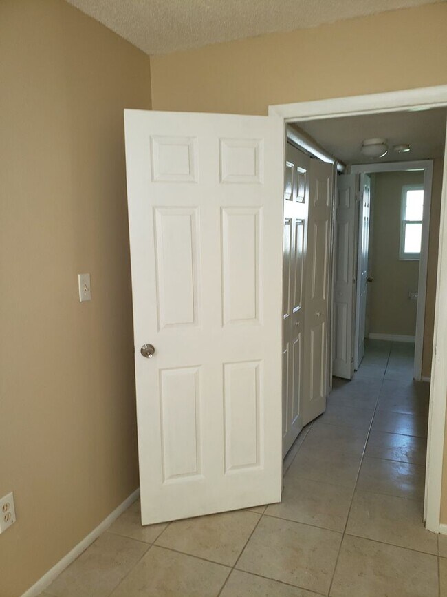 Building Photo - Nice and Spacious Condo 2Bed/1Bath